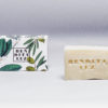 Savon de fleurs d'oranger et feuille d'olivier, l'huile d'olive de Séville, de l'huile essentielle de noix de coco et une fragrance de fleur d'oranger.