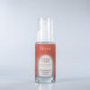 Crème de jour Hévoé visage dans son flacon pompe élégant, accompagnée de sa boîte cartonnée, soin hydratant, raffermissant et vegan, 100 % naturel, 50 ml