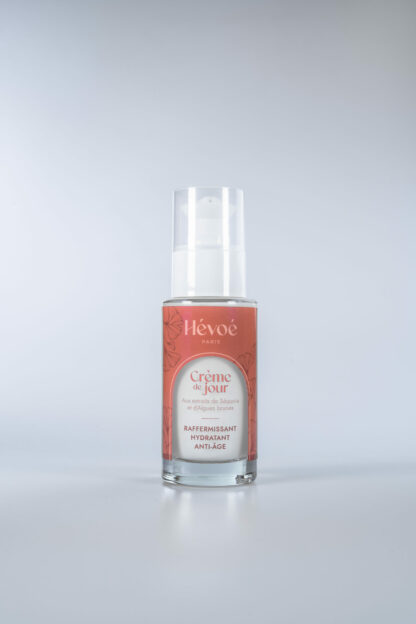 Crème de jour Hévoé visage dans son flacon pompe élégant, accompagnée de sa boîte cartonnée, soin hydratant, raffermissant et vegan, 100 % naturel, 50 ml