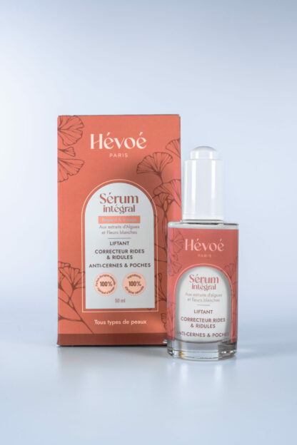 Sérum anti-âge Hévoé flacon pompe et packaging, soin liftant naturel pour visage et regard, anti-cernes, anti-rides, vegan, 50ml.