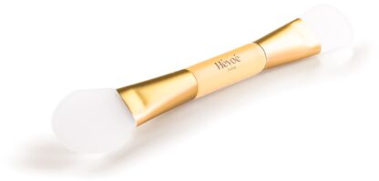 Pinceau applicateur masque visage en bois clair, vue isolée sur fond neutre